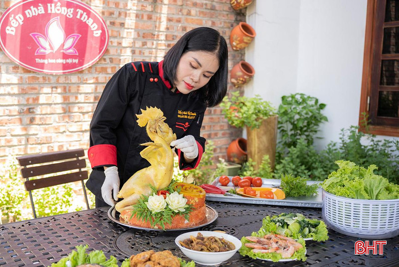 Cỗ xôi gà là lễ vật được nhiều khách hàng đặt sớm để chuẩn bị cho ngày rằm tháng Bảy. (Ảnh: Bếp nhà Hồng Thanh) 453773011_2249631005389999_5824279319640546019_n.jpg
