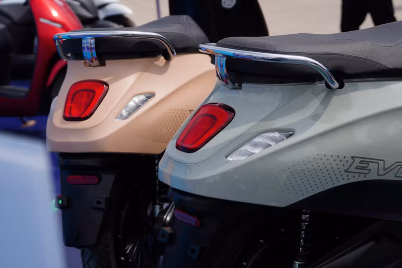 Dòng sản phẩm xe máy điện Lite của VinFast nhắm đến phục vụ khách hàng học sinh. Ảnh: Bối Hạ, Đan Thanh.