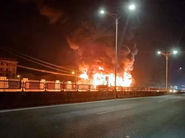 Chiếc xe khách bốc cháy ngùn ngụt. (Ảnh: MXH)