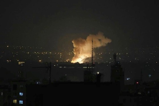 Thủ đô Iran chìm trong khói lửa sau đòn tấn công của Israel. anh-ap-17497810717311170308192.jpg