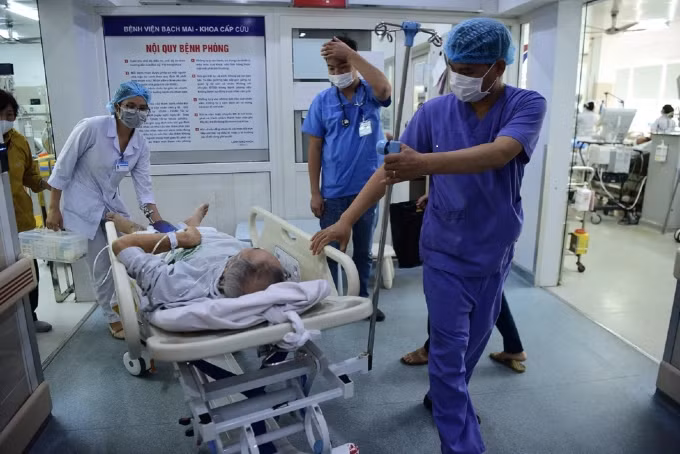 Bác sĩ tại Trung tâm cấp cứu A9, Bệnh viện Bạch Mai, chạy đua giành giật sự sống cho người bệnh. Ảnh: Giang Huy