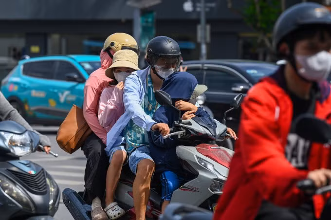Người Hà Nội tham gia giao thông trong nắng nóng. Ảnh: Giang Huy