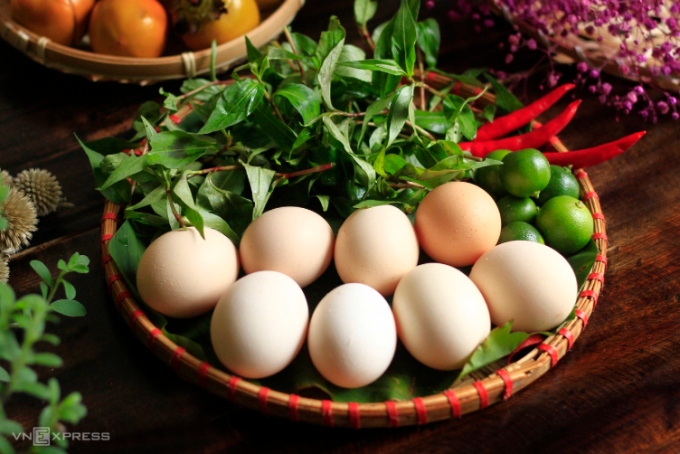Lý do chính khiến trứng có nhiều màu sắc khác nhau, chẳng hạn như nâu, trắng, kem hoặc lốm đốm, là do giống gà mái đẻ trứng. Ảnh: Bùi Thủy Lý do chính khiến trứng có nhiều màu sắc khác nhau, chẳng hạn như nâu, trắng, kem hoặc lốm đốm, là do giống gà mái đẻ trứng. Ảnh: Bùi Thủy