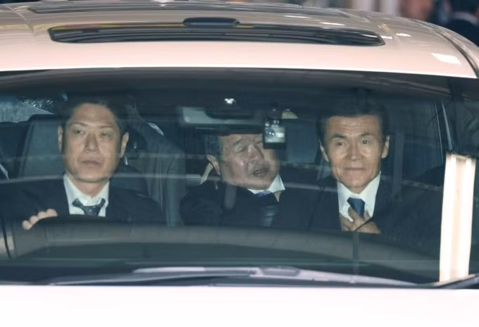Hai ông trùm băng Yamaguchi (giữa và phải) rời trụ sở cảnh sát tỉnh Hyogo sau khi nộp thư "đình chiến" ngày 7/4. Ảnh: JIJI