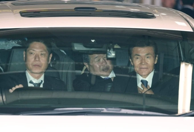 Hai ông trùm băng Yamaguchi (giữa và phải) rời trụ sở cảnh sát tỉnh Hyogo sau khi nộp thư "đình chiến" ngày 7/4. Ảnh: JIJI