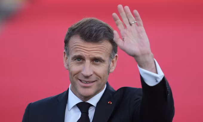 Tổng thống Pháp Emmanuel Macron tại sân bay ở Hàn Quốc hôm 2/4. Ảnh: AP