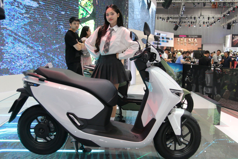 Honda CUV e: có kiểu dáng thân thiện hơn khi đặt cạnh một mẫu xe máy điện được cho thuê của thương hiệu Selex Motor. Ảnh: Phúc Hậu. Honda CUV e: có kiểu dáng thân thiện hơn khi đặt cạnh một mẫu xe máy điện được cho thuê của thương hiệu Selex Motor. Ảnh: Phúc Hậu.