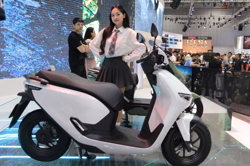 Honda CUV e: có kiểu dáng thân thiện hơn khi đặt cạnh một mẫu xe máy điện được cho thuê của thương hiệu Selex Motor. Ảnh: Phúc Hậu.