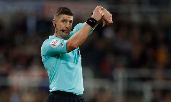 Nếu quy định mới được thông qua ngày 28/2 tới, trọng tài sẽ yêu cầu các cầu thủ rời sân trong vòng 1 phút để chăm sóc y tế. Ảnh: Reuters