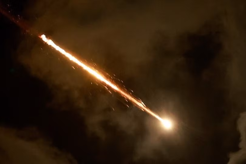 Tên lửa Iran tấn công Israel hồi đầu tháng 10 (Ảnh: Reuters).