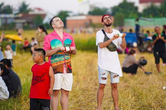 Hai du khách quốc tế thích thú trải nghiệm thả diều tại Khánh Hòa dịp hè. Ảnh: Bùi Toàn Hai du khách quốc tế thích thú trải nghiệm thả diều tại Khánh Hòa dịp hè. Ảnh: Bùi Toàn