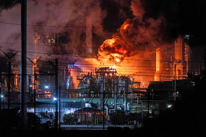 Hỏa hoạn tại nhà máy lọc dầu Chevron ở El Segundo, ngoại ô Los Angeles, ngày 2/10. Ảnh: AP