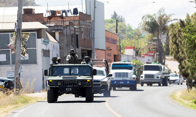 Binh sĩ Mexico tuần trên cao tốc Morelia-Patzcuaro ở bang Michoacan ngày 23/2. Ảnh: AFP