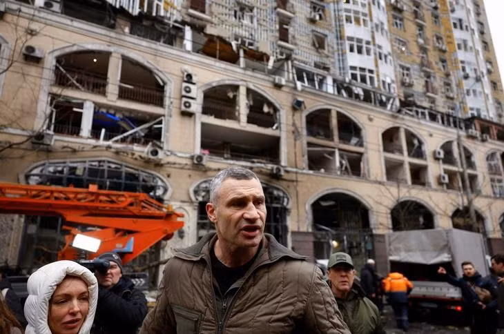 Thị trưởng Kiev Vitali Klitschko thăm địa điểm xảy ra vụ tấn công tên lửa của Nga, trong bối cảnh Nga tấn công Ukraine, ở trung tâm Kiev vào tháng 12-2024 - Ảnh: REUTERS