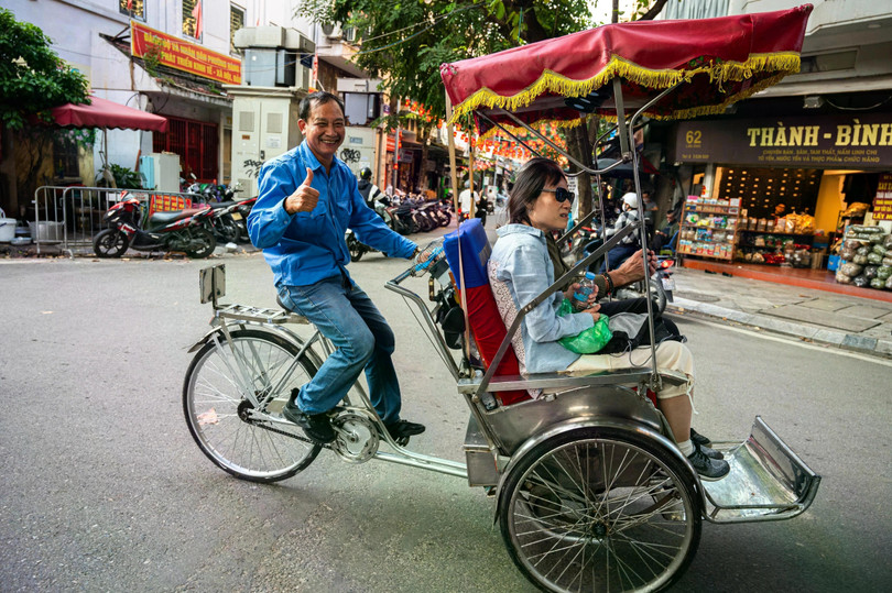 Khách quốc tế ngồi xích lô dạo phố cổ Hà Nội. Ảnh: Đinh Hà.