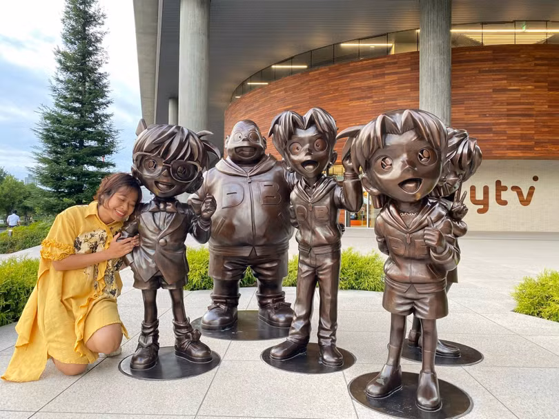 Chị Trương Thùy Linh bên cạnh tượng đồng Đội thám tử nhí Conan ở trước đài YTV ở Osaka, Nhật Bản. Ảnh: NVCC.