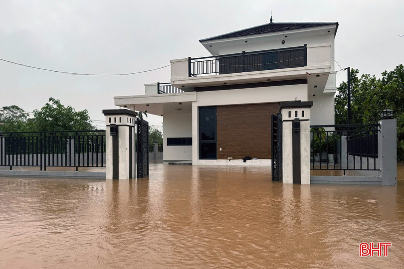 Thiên tai trong thời gian qua khiến nhiều nhà cửa, trường học, nhà máy, xí nghiệp ở Hà Tĩnh bị hư hại.