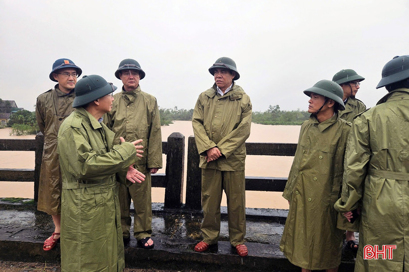 Chủ tịch UBND tỉnh kiểm tra tình hình mưa lũ tại xã Cẩm Duệ. Ảnh: Phúc Quang. bqbht_br_a2.jpg