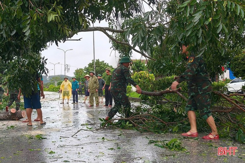 Ban Chỉ huy phòng thủ khu vực 2 - Vũ Quang cùng người dân chặt bỏ cây đổ ngã, thông thoáng các tuyến đường. bqbht_br_a3-8006.jpg