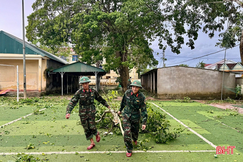 Trung đoàn 841 hỗ trợ các trường học trên địa bàn khắc phục hậu quả bão số 10 bqbht_br_a8.jpg