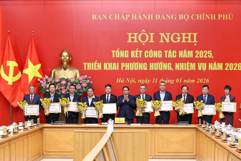 Bí thư Đảng uỷ Chính phủ, Thủ tướng Phạm Minh Chính trao bằng khen của Đảng uỷ Chính phủ tặng các tổ chức đảng và cán bộ, đảng viên có thành tích xuất sắc - Ảnh: VGP/Nhật Bắc
