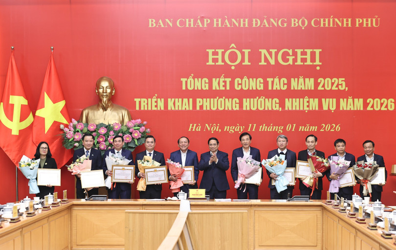 Bí thư Đảng uỷ Chính phủ, Thủ tướng Phạm Minh Chính trao Bằng khen của Đảng uỷ Chính phủ tặng các tổ chức đảng và cán bộ, đảng viên có thành tích xuất sắc - Ảnh: VGP/Nhật Bắc