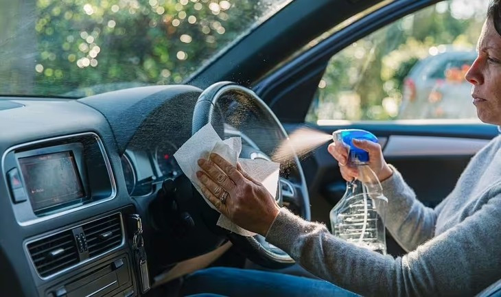 Bên cạnh việc dọn dẹp những mảng bám có thể nhìn thấy như loại bỏ các loại giấy rác cũ hoặc quét/phủi bụi, người lái xe cũng cần lưu tâm đến việc làm sạch vi khuẩn - những sinh vật không thể nhìn thấy bằng mắt thường - Ảnh: Express Bên cạnh việc dọn dẹp những mảng bám có thể nhìn thấy như loại bỏ các loại giấy rác cũ hoặc quét/phủi bụi, người lái xe cũng cần lưu tâm đến việc làm sạch vi khuẩn - những sinh vật không thể nhìn thấy bằng mắt thường - Ảnh: Express
