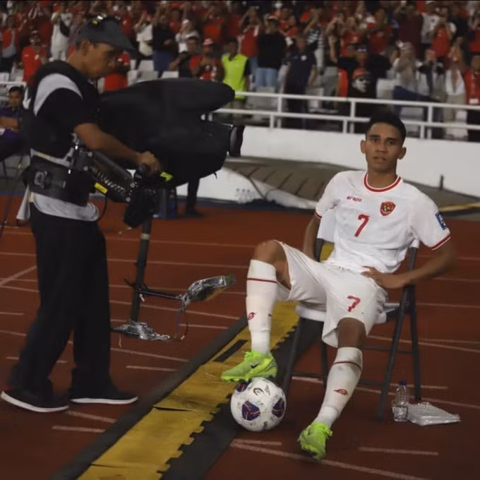 Phong cách ăn mừng của Marselino Ferdinan khi ghi bàn ấn định chiến thắng 2-0 của Indonesia trước Arab Saudi, tại lượt sáu bảng C vòng loại ba World Cup 2026 - khu vực châu Á. Ảnh: Bola