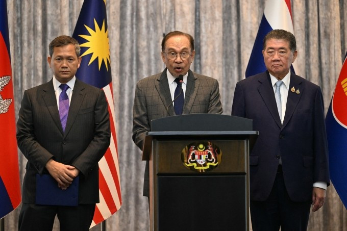 Từ trái qua phải: Thủ tướng Campuchia Hun Manet, Thủ tướng Malaysia Anwar Ibrahim và quyền Thủ tướng Thái Lan Phumtham Wechayachai tại cuộc họp báo ở thành phố Putrajaya, Malaysia ngày 28/7. Ảnh: AFP Từ trái qua phải: Thủ tướng Campuchia Hun Manet, Thủ tướng Malaysia Anwar Ibrahim và quyền Thủ tướng Thái Lan Phumtham Wechayachai tại cuộc họp báo ở thành phố Putrajaya, Malaysia ngày 28/7. Ảnh: AFP