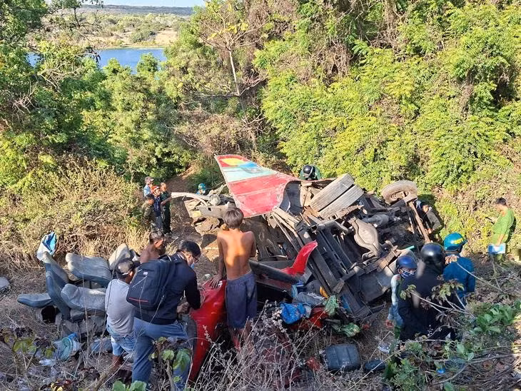 Tại hiện trường, chiếc xe khách bị biến dạng hoàn toàn - Ảnh: ĐỨC NGUYỄN