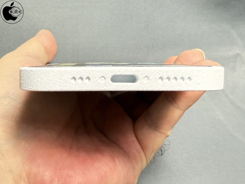 Những chi tiết khác trong mô hình iPhone SE 4 đăng bởi Macotakara tương tự tin đồn với một camera sau, cần gạt chuông nằm cạnh trái, dải khuyết màn hình nhỏ, Face ID và cổng kết nối USB-C.