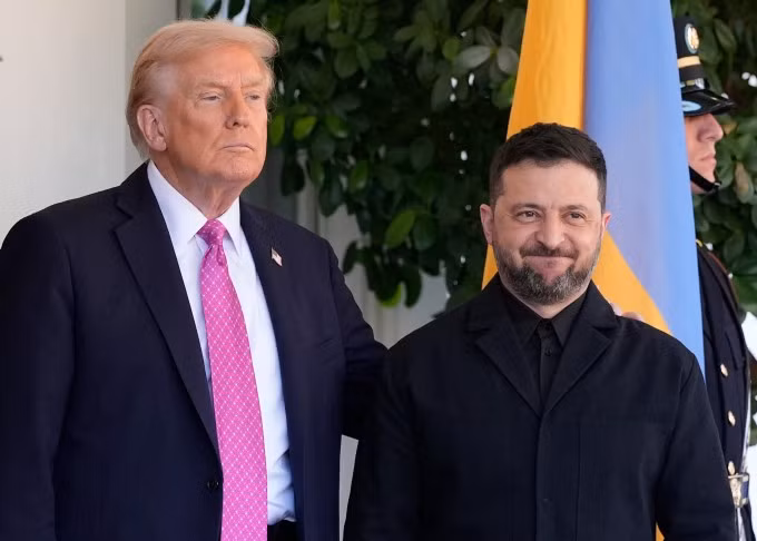Tổng thống Mỹ Donald Trump đón người đồng cấp Volodymyr Zelensky tại Nhà Trắng ngày 17/10. Ảnh: AP