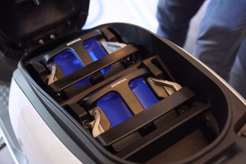 2 gói pin dưới yên xe Honda CUV e: có thể tháo rời. Ảnh: Đan Thanh.