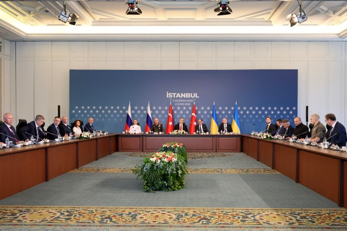 Phái đoàn Nga (trái), Thổ Nhĩ Kỳ (giữa) và Ukraine tại cuộc đàm phán ở Istanbul ngày 2/6. Ảnh: AFP Phái đoàn Nga (trái), Thổ Nhĩ Kỳ (giữa) và Ukraine tại cuộc đàm phán ở Istanbul ngày 2/6. Ảnh: AFP