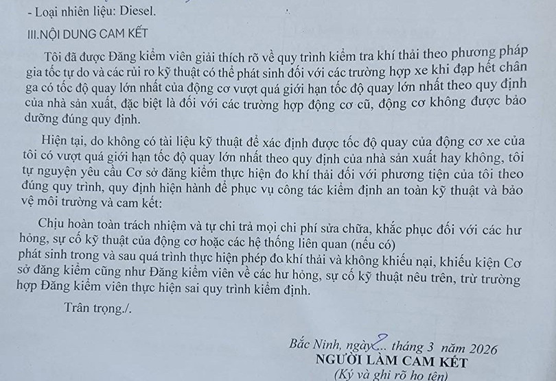 Trước bài kiểm tra, chủ xe được yêu cầu ký giấy cam kết miễn trừ trách nhiệm. Ảnh: S.T.