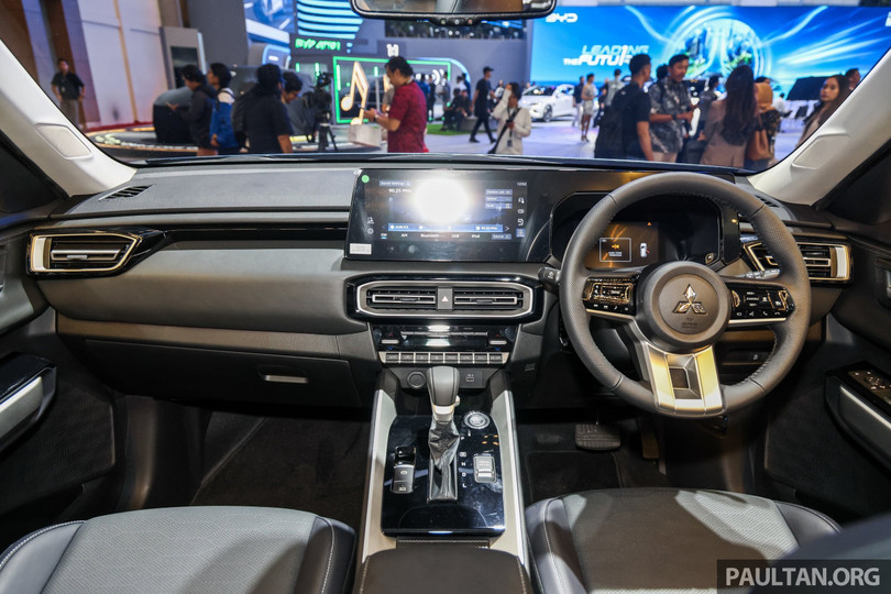 Nội thất Mitsubishi Destinator được nâng cấp nhiều so với Outlander, bao gồm bảng đồng hồ taplo kỹ thuật số 8 inch và màn hình cảm ứng trung tâm 12.3 inch. Tuy nhiên, các phiên bản thấp chỉ có bảng đồng hồ 4.2 inch và màn trung tâm 8 inch.