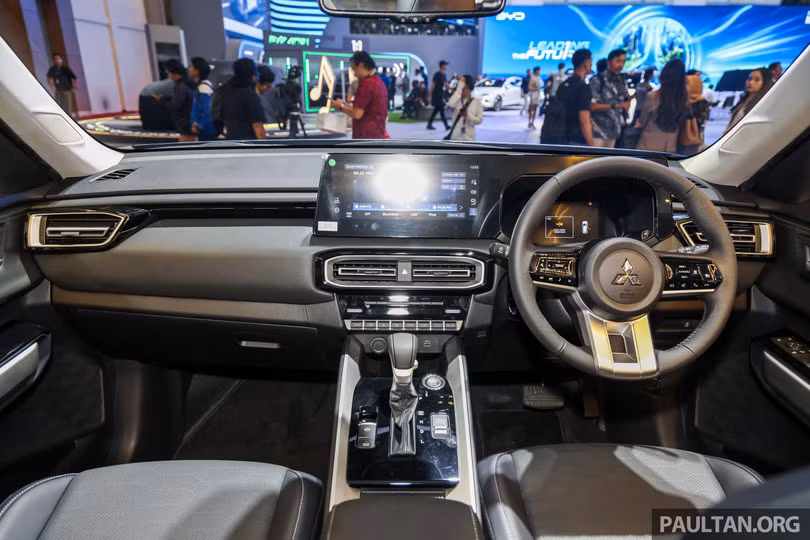 Nội thất Mitsubishi Destinator được nâng cấp nhiều so với Outlander, bao gồm bảng đồng hồ taplo kỹ thuật số 8 inch và màn hình cảm ứng trung tâm 12.3 inch. Tuy nhiên, các phiên bản thấp chỉ có bảng đồng hồ 4.2 inch và màn trung tâm 8 inch.