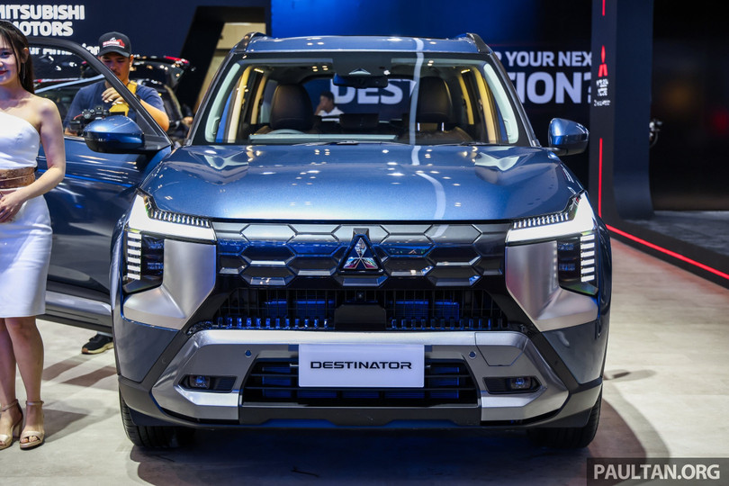 Về ngoại thất, Mitsubishi Destinator như một phiên bản &quot;phóng to&quot; của chiếc SUV hạng B Xforce, có mặt tại Việt Nam từ tháng 1/2024 với ngôn ngữ Dynamic Shield thế hệ mới.