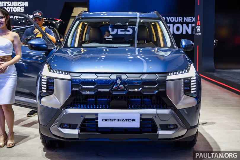 Về ngoại thất, Mitsubishi Destinator như một phiên bản "phóng to" của chiếc SUV hạng B Xforce, có mặt tại Việt Nam từ tháng 1/2024 với ngôn ngữ Dynamic Shield thế hệ mới.