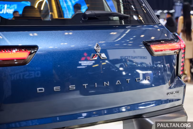 Tại Việt Nam, Mitsubishi Outlander cũng không quá thành công khi chậm nâng cấp so với các đối thủ cùng phân khúc. Mẫu SUV hạng C này có giá từ 825 triệu đồng cho bản 2.0 CVT và 950 triệu đồng cho bản 2.0 CVT Premium. Khác với Xforce, Mitsubishi Việt Nam vẫn chưa có nhiều ưu đãi nhận đặt hàng trước rầm rộ như chiến lược với "đàn em" Xforce.