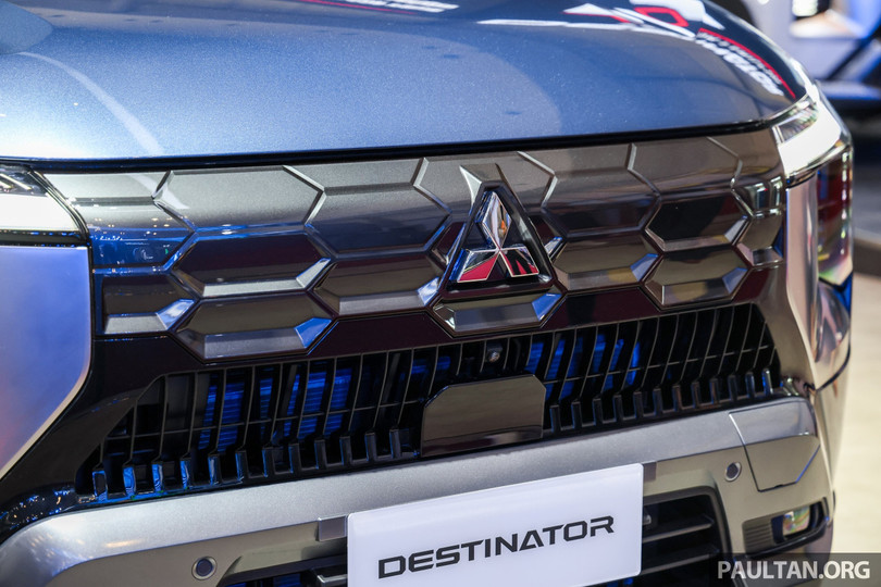 Với phiên bản cao cấp, xe nhận được đầy đủ các tính năng an toàn từ gói Mitsubishi Motors Safety Sensing như hệ thống AYC, kiểm soát hành trình thích ứng, cảnh báo va chạm phía trước (FCM), cảnh báo điểm mù và hỗ trợ chuyển làn (LCA)...