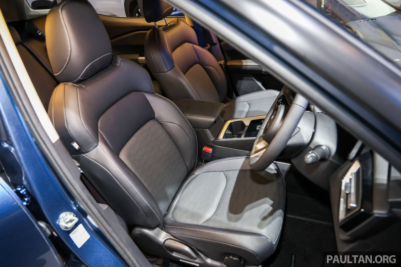 Ghế ngồi trên xe được trang bị tiêu chuẩn chất liệu nỉ. Chỉ có phiên bản cao cấp Ultimate mới được bổ sung chất liệu da tổng hợp với họa tiết lục giác đặc trưng.