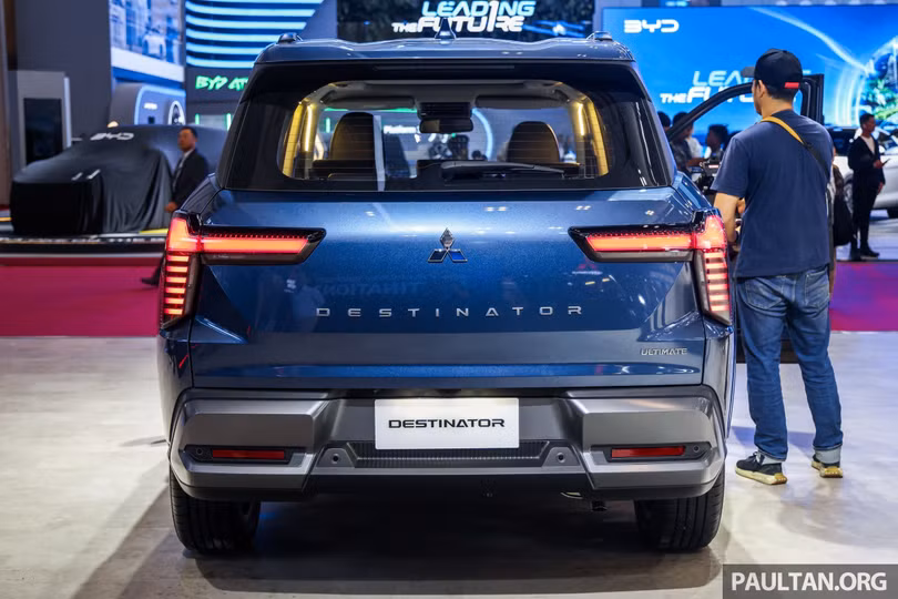 Phần đuôi của xe đầy đặn và ít đường nét cắt xẻ. Cụm đèn hậu T-Shaped trên bản concept vẫn được giữ nguyên, bổ sung logo tên xe được thiết kế lớn.