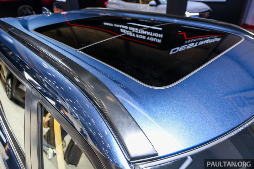 Xe được trang bị nhiều tùy chọn tiện nghi như cửa sổ trời Panorama, đèn viền nội thất 64 màu, hệ thống âm thanh 4 hoặc 6 loa. Với phiên bản Ultimate, khách hàng có thể bổ sung gói Premium với chức năng đá cốp, ghế chỉnh điện và hệ thống âm thanh Yamaha 8 loa.