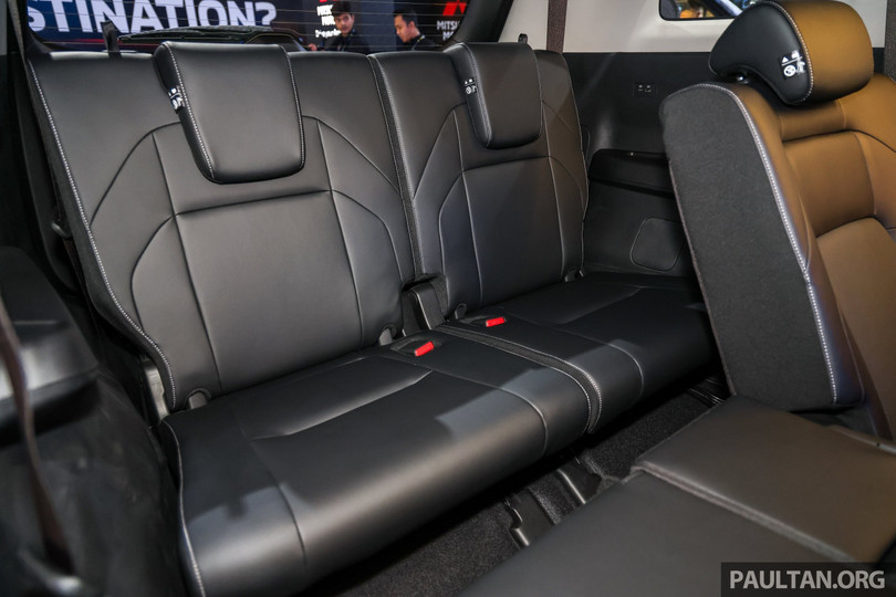 Tựa lưng hàng ghế thứ 2 và thứ 3 có thể gập theo tỷ lệ 40:20:40 và 50:50, mang đến không gian thoải mái cho tối đa 7 người lớn. Tuy nhiên, Mitsubishi vẫn chưa công bố dung tích khoang hành lý trước và sau khi gập ghế.