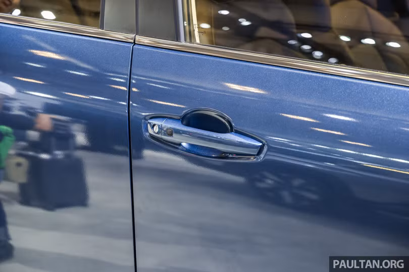 Mitsubishi đã chọn màu sơn xanh Lunar Blue để sử dụng trong buổi giới thiệu chính. Ngoài ra, mẫu SUV này còn có các tùy chọn như đen Jet Black Mica, trắng Quartz White Pearl, bạc Blade Silver Metallic và xám Graphite Grey Metallic.