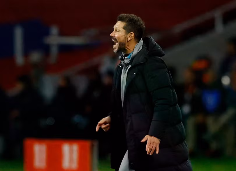 Alvarez rực sáng trước Barcelona.