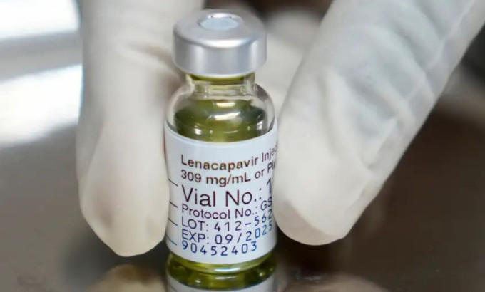 Lenacapavir, được tiếp thị dưới tên thương hiệu Yeztugo, do công ty Gilead Sciences có trụ sở tại California, Mỹ, sản xuất. Ảnh: Nardus Engelbrecht Lenacapavir, được tiếp thị dưới tên thương hiệu Yeztugo, do công ty Gilead Sciences có trụ sở tại California, Mỹ, sản xuất. Ảnh: Nardus Engelbrecht