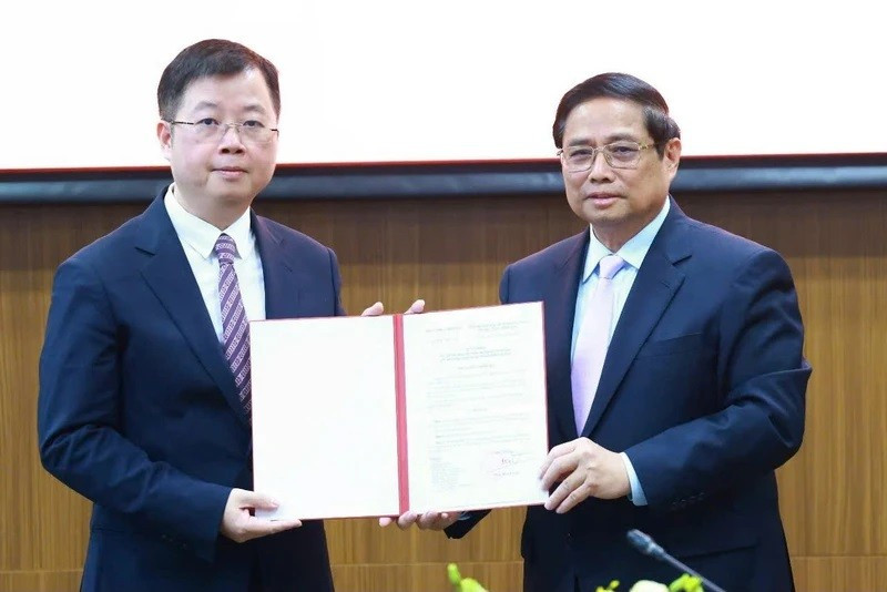 Thủ tướng Phạm Minh Chính trao Quyết định bổ nhiệm Thứ trưởng Thông tin và Truyền thông Nguyễn Thanh Lâm làm Tổng Giám đốc VTV (Ảnh: Trần Hải). 123.jpg