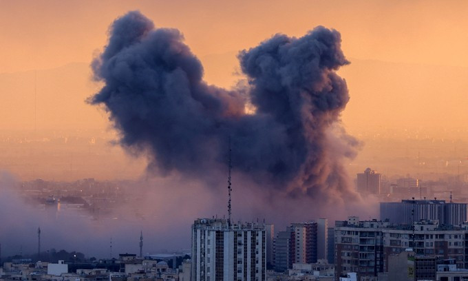Khói bốc lên sau vụ không kích nhằm vào thủ đô Tehran, Iran ngày 3/3. Ảnh: AFP